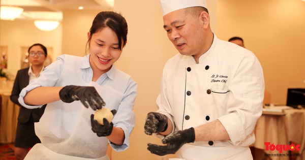 Les touristes aiment apprendre à faire des gâteaux de lune avec un chef 5 étoiles