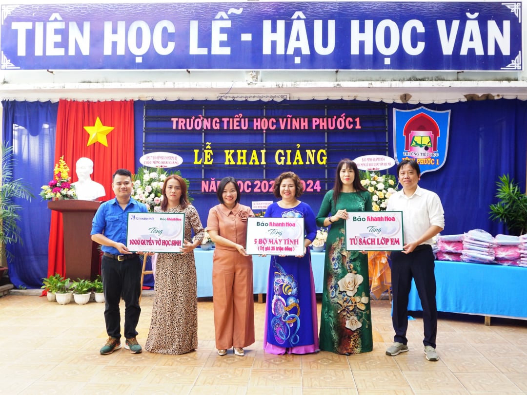 Le journal Khanh Hoa offre des ordinateurs, des livres et des bourses aux étudiants le jour de l'ouverture, photo 1