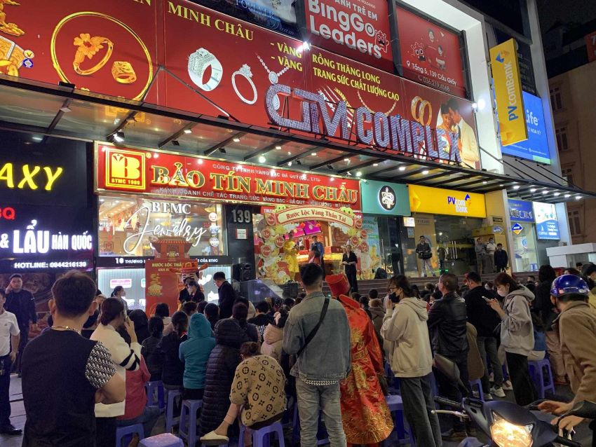 A casi las 9 de la noche, el número de clientes seguía llegando en masa, con una larga fila de personas esperando. Foto: Phan Anh