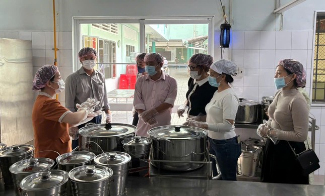 School invites parents to the kitchen to check and eat with their children photo 2