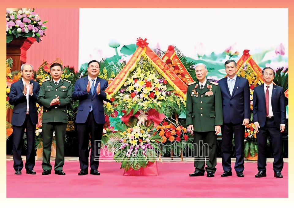 Camarada Pham Gia Tuc, miembro del Comité Central del Partido, secretario Carta del Comité Provincial del Partido y camaradas Los líderes provinciales presentaron una hermosa canasta de flores, felicitando al Teniente General Dang Quan Thuy por haber recibido el título de 