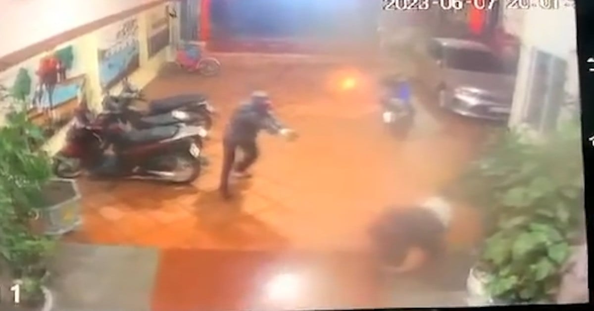 The moment a robber shot the son of a gold shop owner in Hai Duong