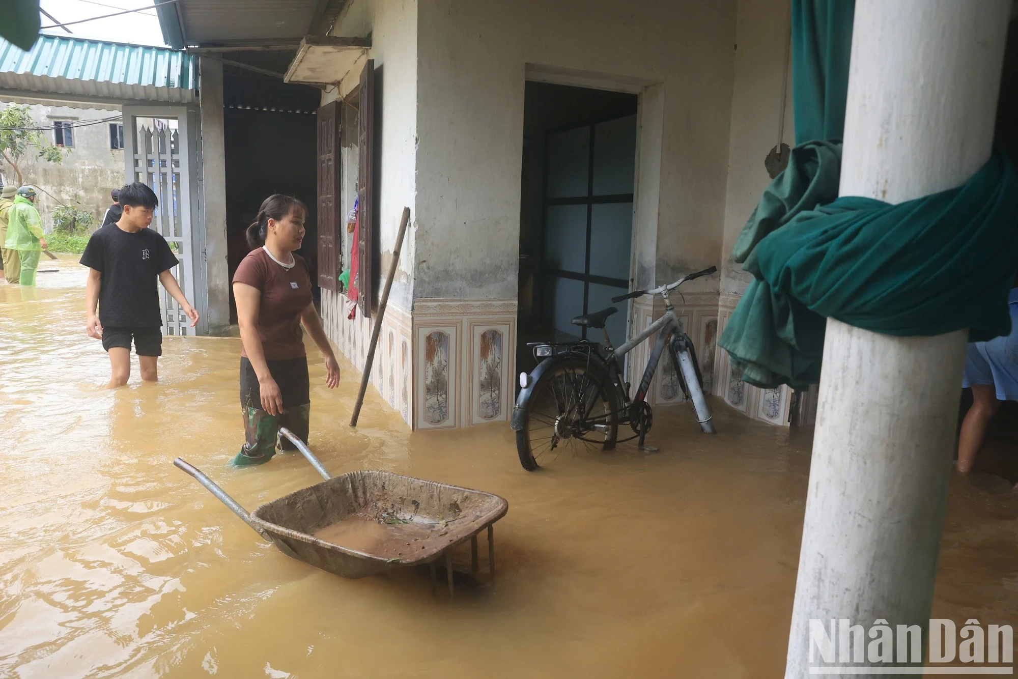 [Foto] Hanoi: El río Bui desborda el dique, muchas comunas en el distrito de Chuong My están inundadas foto 14