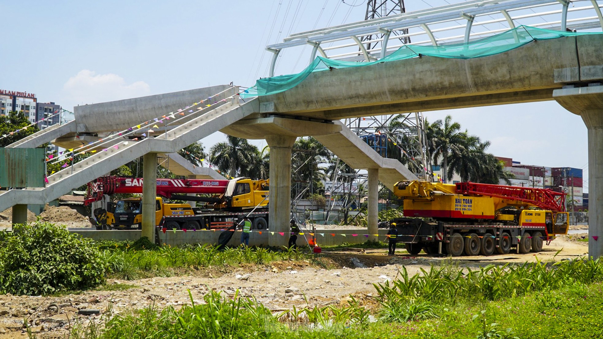 Baufortschritt der Fußgängerbrücke der U-Bahnlinie 1 in Ho-Chi-Minh-Stadt, Foto 3