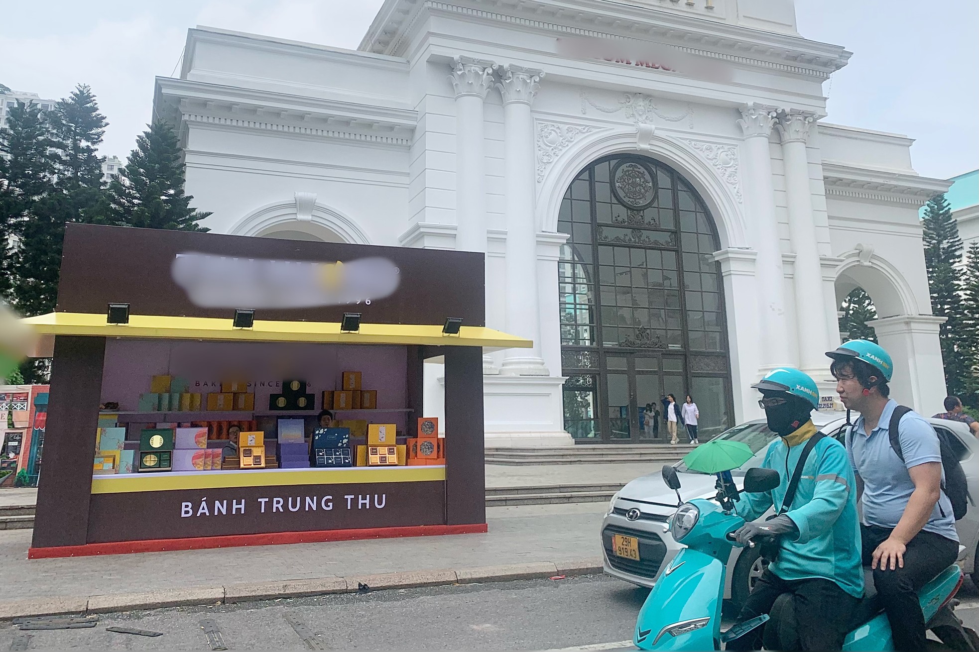 Mooncakes 'hit the streets' early, waiting for customers to buy photo 10