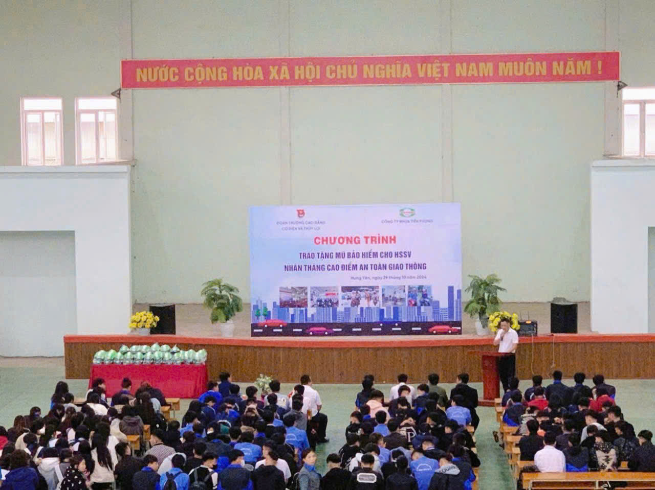 Tien Phong Plastic gives helmets to students Nhựa Tiền Phong tặng mũ bảo hiểm cho sinh viên