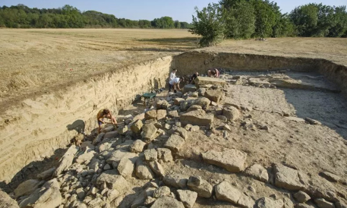 Los expertos excavan la entrada a la antigua ciudad bajo el lago seco Ullastret. Foto: Museo Arqueológico de Cataluña