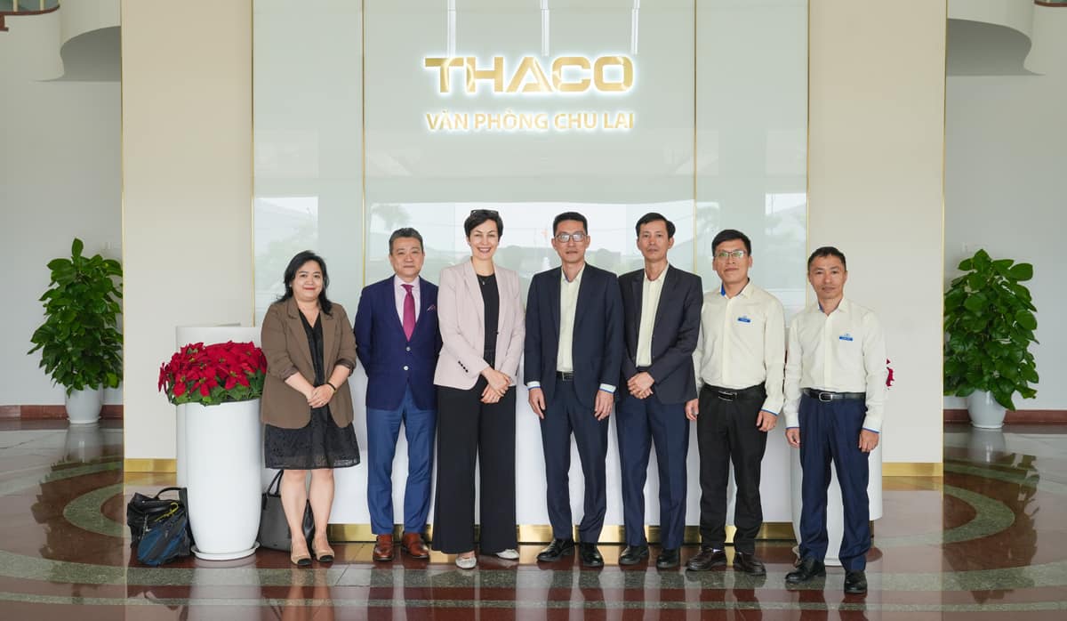 Lãnh đạo THACO và đoàn khách chụp hình lưu niệm tại KCN THACO Chu Lai.