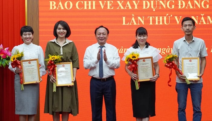 Quang Binh มอบรางวัล 16 ผลงานที่ได้รับรางวัล Party Building Journalism Prize ประจำปี 2023