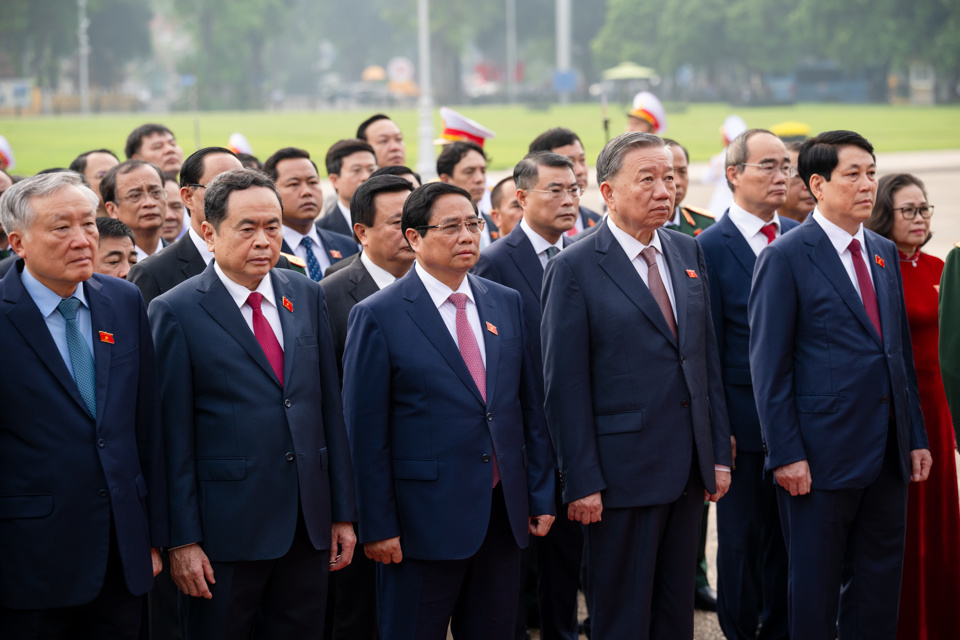 Partei- und Staatsführer sowie Abgeordnete der Nationalversammlung besuchen das Mausoleum von Präsident Ho Chi Minh - Foto 2