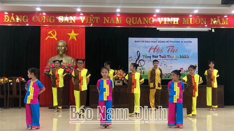 Vi Xuyen Ward（ナムディン市）は、地元の若者と子供たちのために2023年夏季子供歌唱コンテストを開催します。