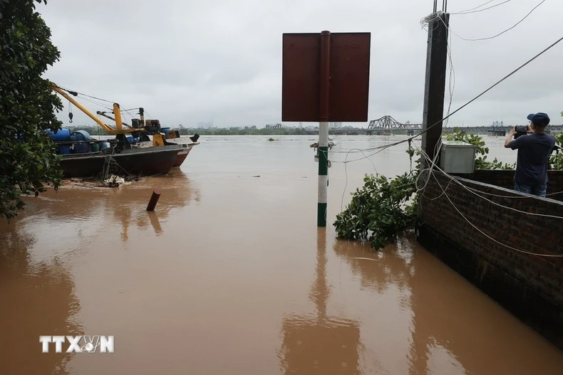 Die Überschwemmungen des Thao-Flusses überschreiten das historische Niveau, steigende Wasserstände des Roten Flusses wirken sich auf einige Gebiete in Hanoi aus, Foto 46