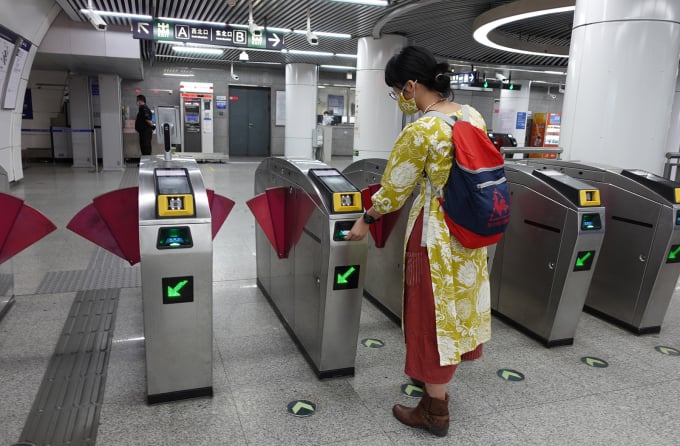 Use Yikatong card to take the subway to tourist attractions. Photo: Trinh Hang