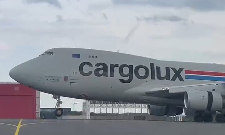 Un Boeing 747 cargo casse son train d'atterrissage lors d'un atterrissage d'urgence