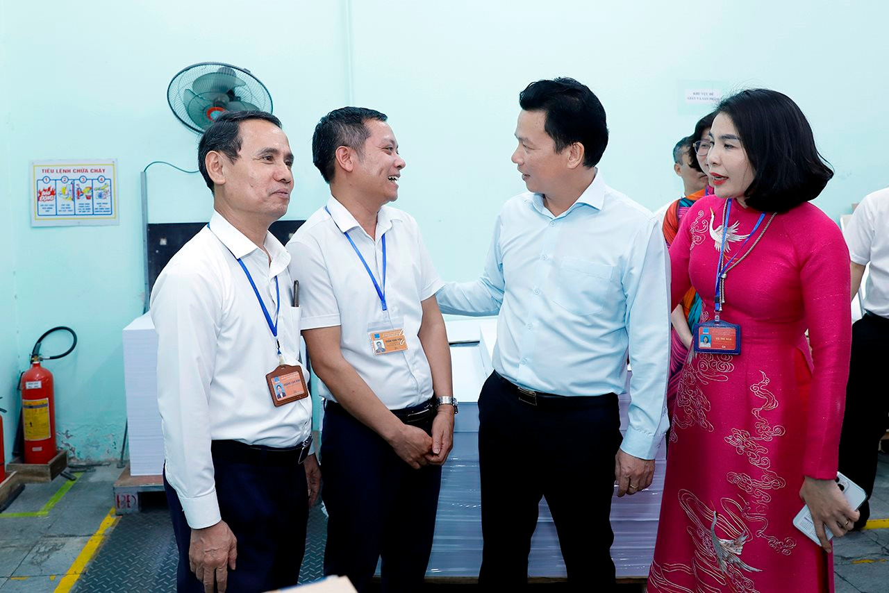 small_20240415-bo-truong-trao-qd-nxb-21.jpg