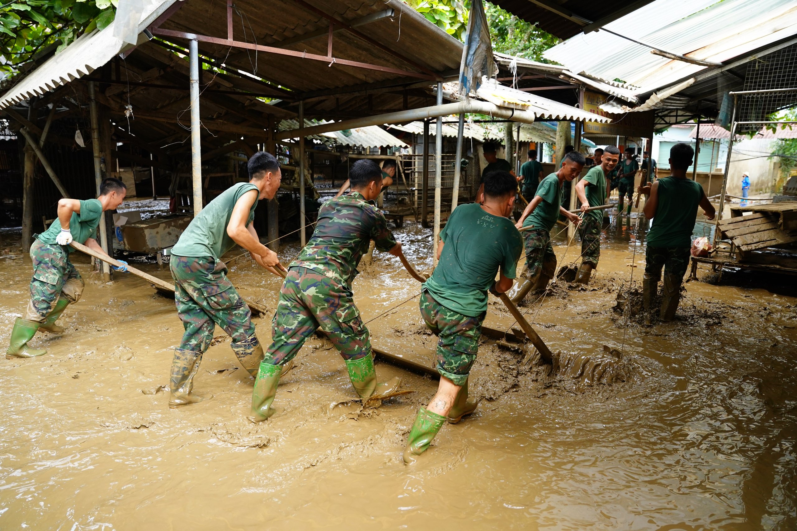 Hỗ trợ người dân khắc phục hậu quả sau bão lũ, khôi phục cuộc sống- Ảnh 20.