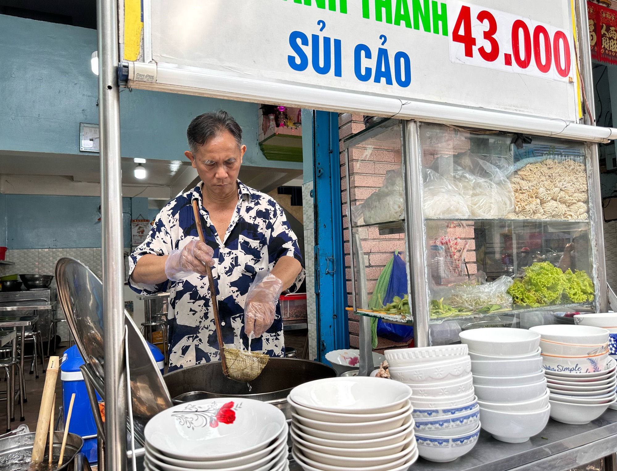 Quán hủ tiếu 'sáng em, chiều anh' của 6 anh em gốc Hoa ngay trung tâm TP.HCM - Ảnh 1.