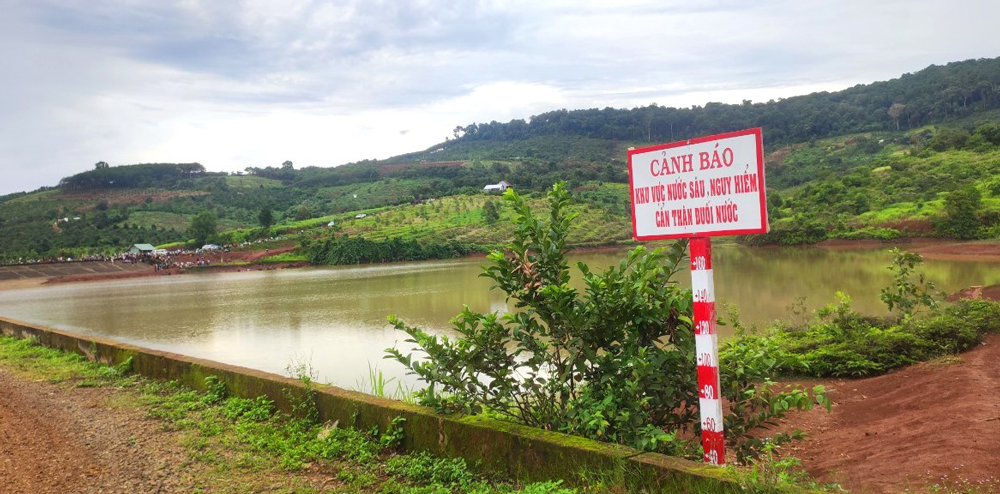 Be De irrigation lake has warning signs to prevent drowning by local authorities.