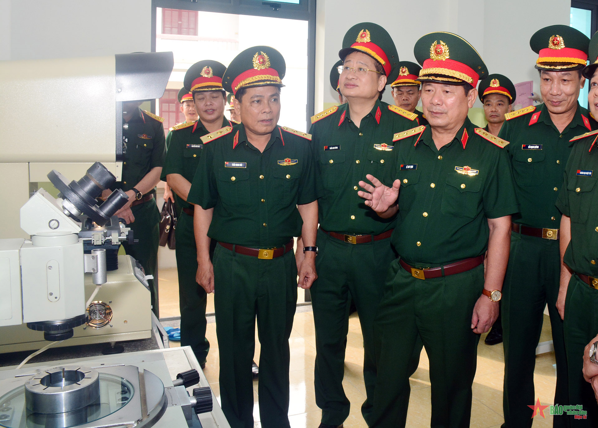 Senior Lieutenant General Le Huy Vinh inspected a number of units under the General Department of Engineering.