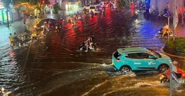 Schwere Gewitter und Blitzeinschläge, Überschwemmungen überall in Ho-Chi-Minh-Stadt