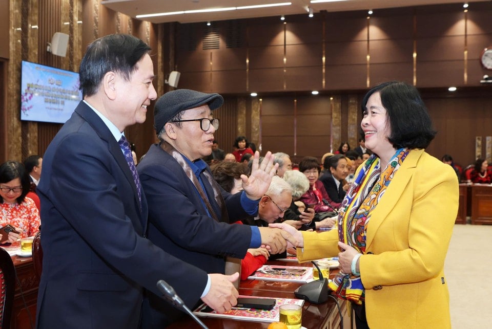 La secretaria del Comité del Partido de Hanoi, Bui Thi Minh Hoai, con los delegados asistentes a la reunión.