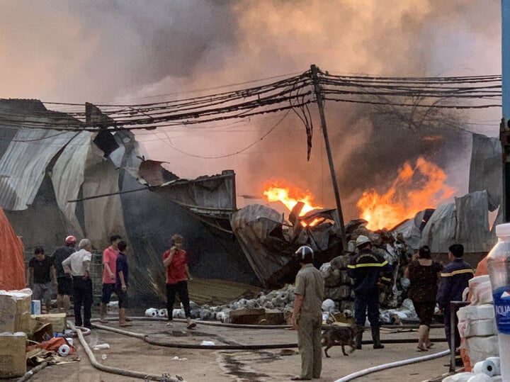 Das Wellblechdach stürzte nach dem Brand ein. (Foto: T.T)