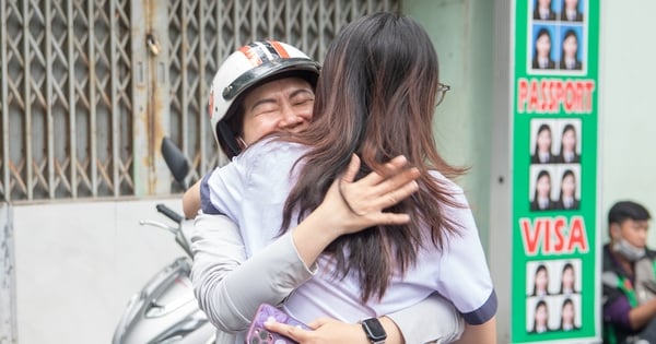 Mientras sus hijos toman el examen de décimo grado, los padres en Ciudad Ho Chi Minh se preocupan por cientos de cosas, cuidando a sus hijos hasta los dientes.