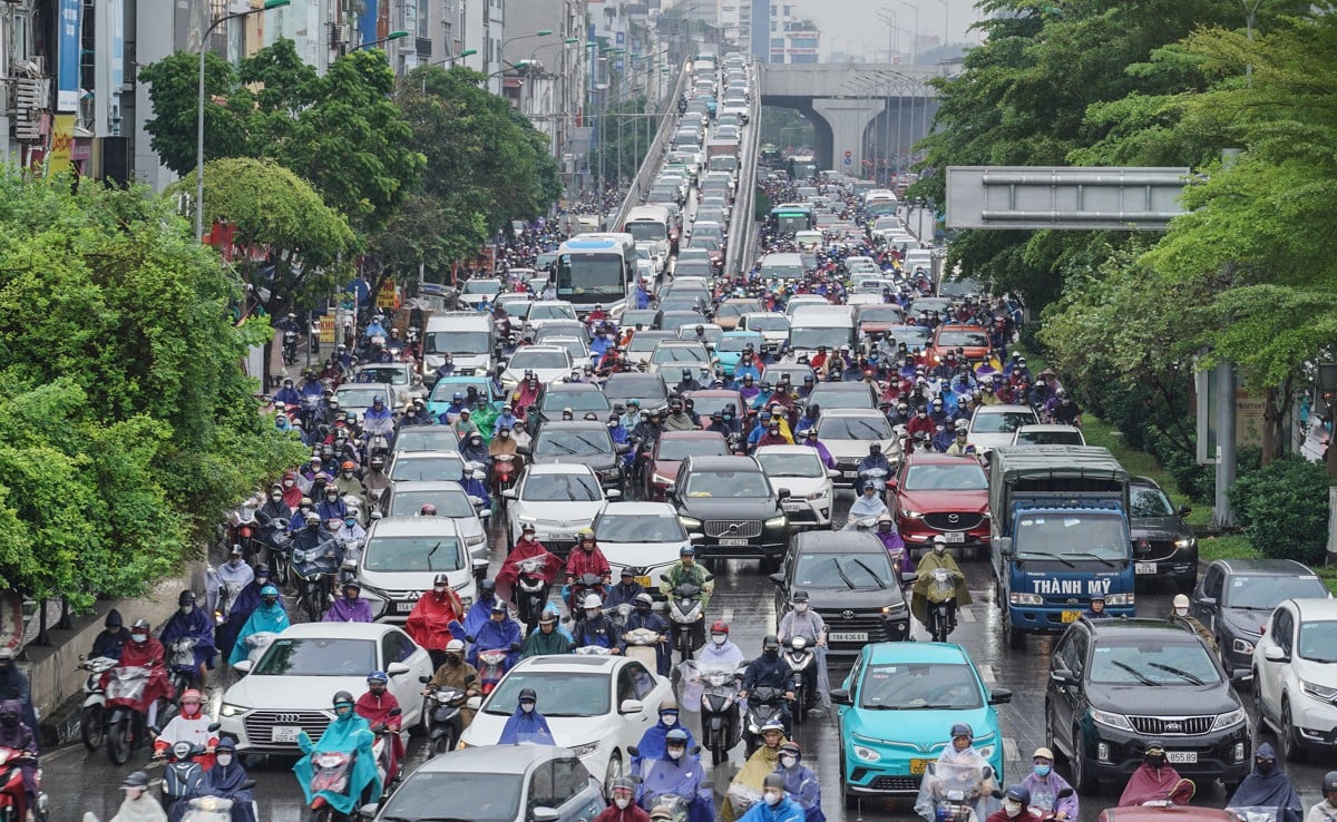 Tourists enjoy the first cold wind of the season in Hanoi photo 16