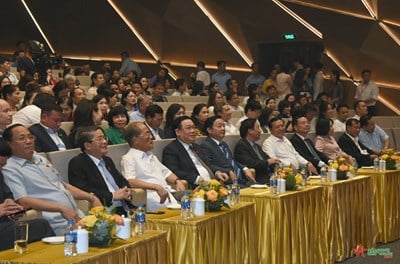 Le président de l'Assemblée nationale Vuong Dinh Hue assiste au programme artistique spécial « Ba Dinh Sunshine »