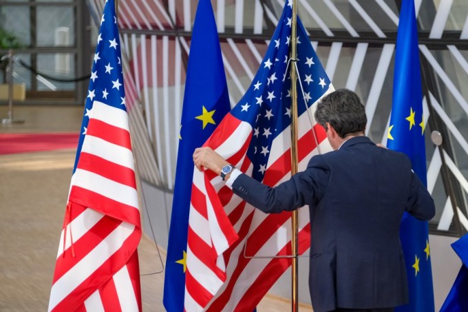 ジョー・バイデン米大統領が2022年3月24日、ベルギーのブリュッセルで欧州理事会会合に出席するため到着する前に、スタッフがアメリカ国旗を掲げている。写真：新華社