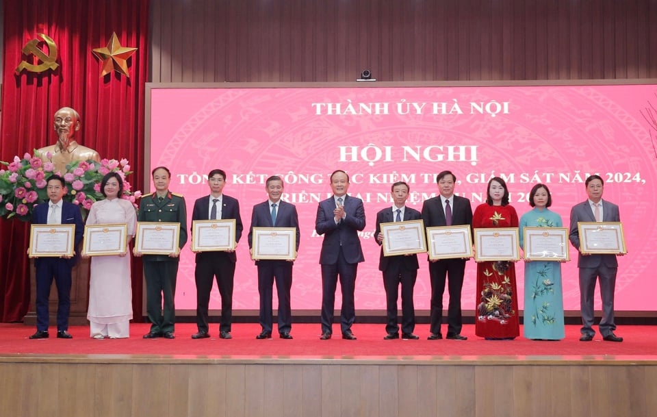 El presidente del Consejo Popular de Hanoi, Nguyen Ngoc Tuan, entregó certificados de mérito del Comité Permanente del Comité del Partido de Hanoi a personas con logros destacados.