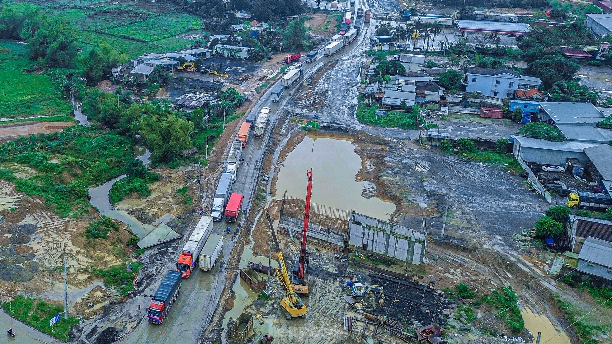 Ôtô nối nhau hàng cây số chờ qua nút giao đang thi công tốc ở Đà Nẵng ảnh 1