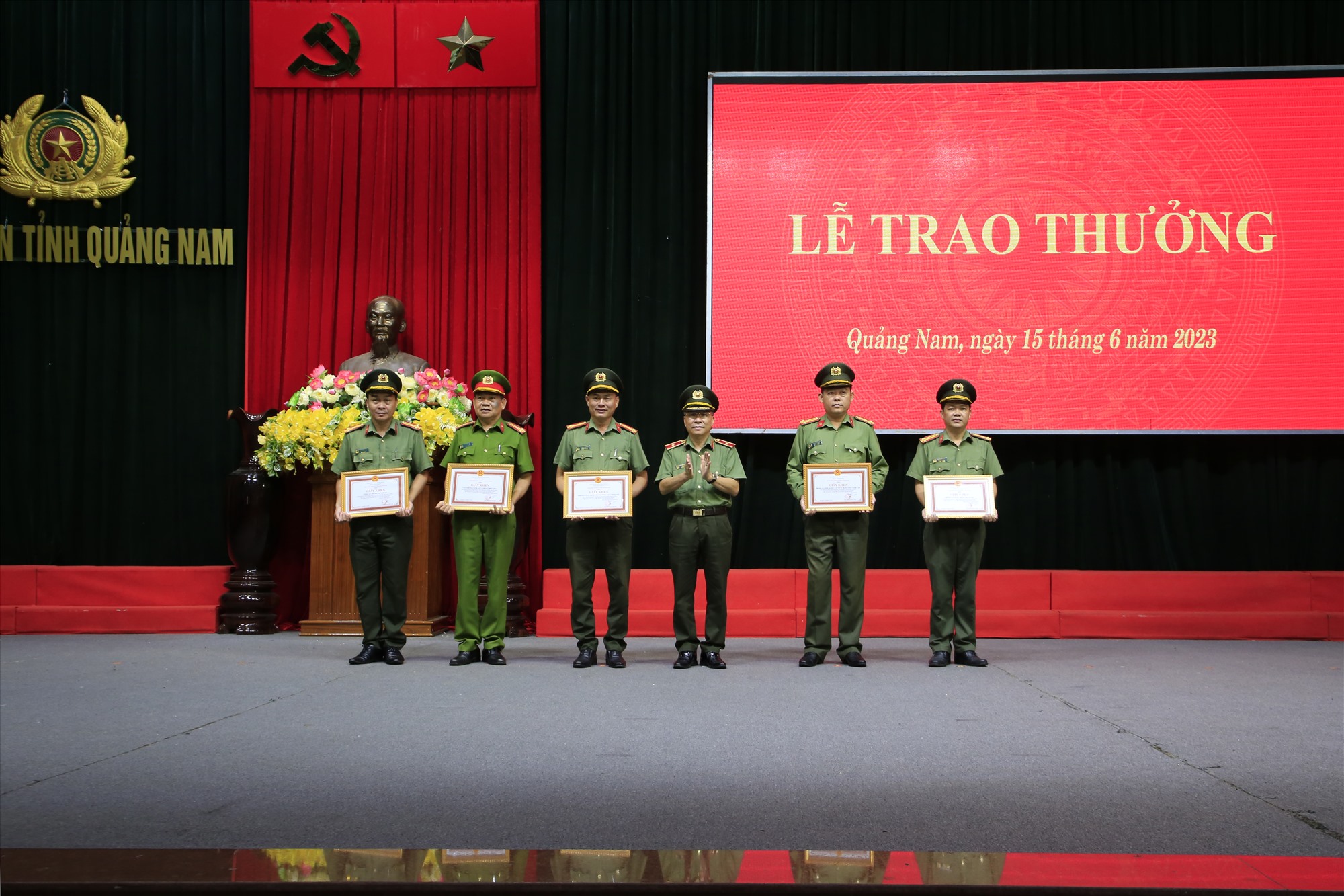 Le général de division Nguyen Duc Dung, directeur du département de la police provinciale, a remis des certificats de mérite aux collectifs ayant réalisé des réalisations exceptionnelles au cours des 5 années de mise en œuvre de la résolution 35. Photo : T.C