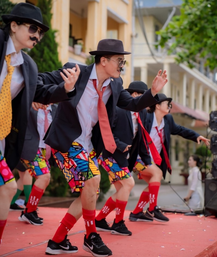 Vice principal wears vest and shorts to perform unique art performance, causing a stir online - 1