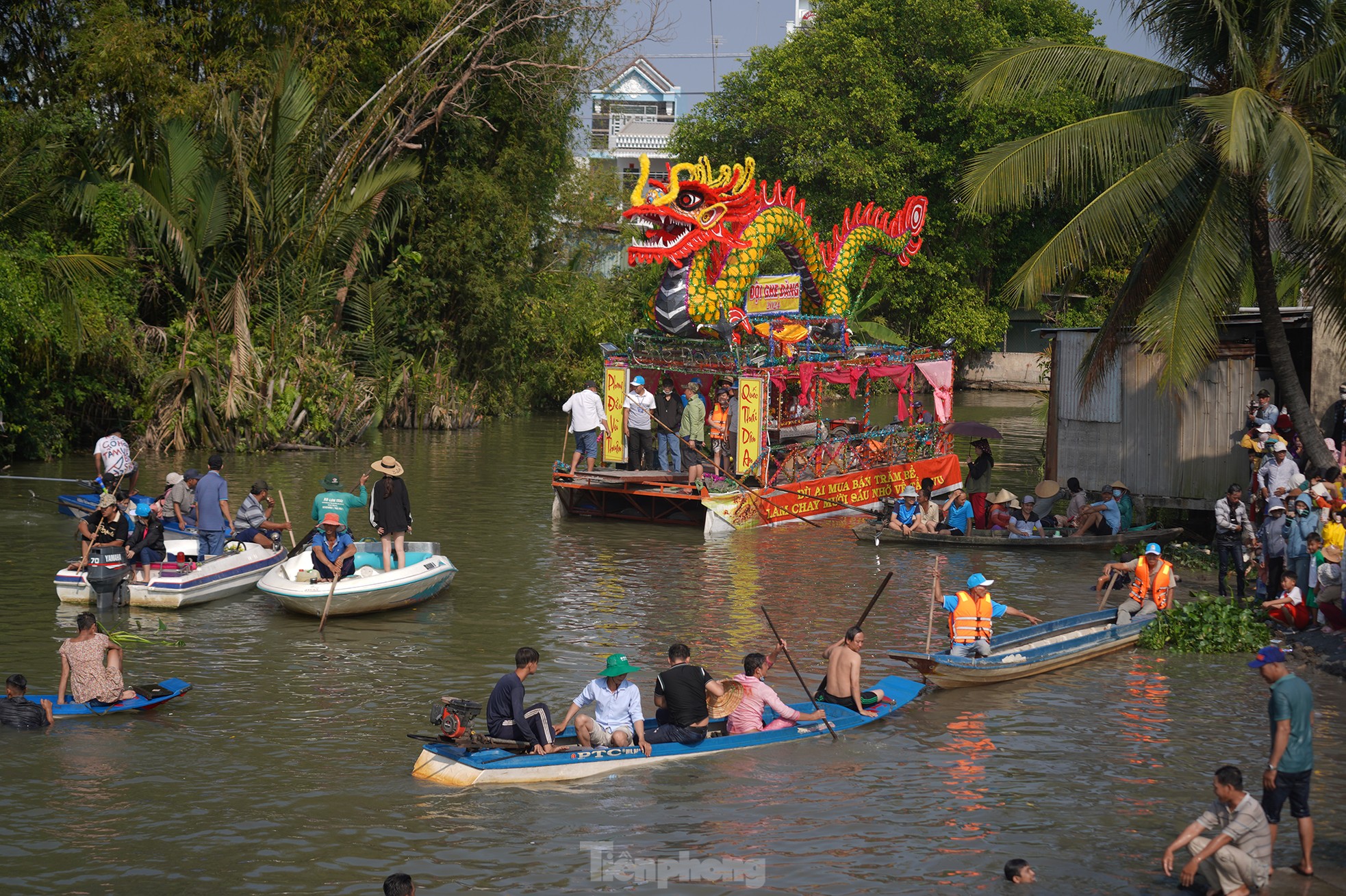 Cientos de personas compiten en 'vadear el río para atrapar patos' foto 1