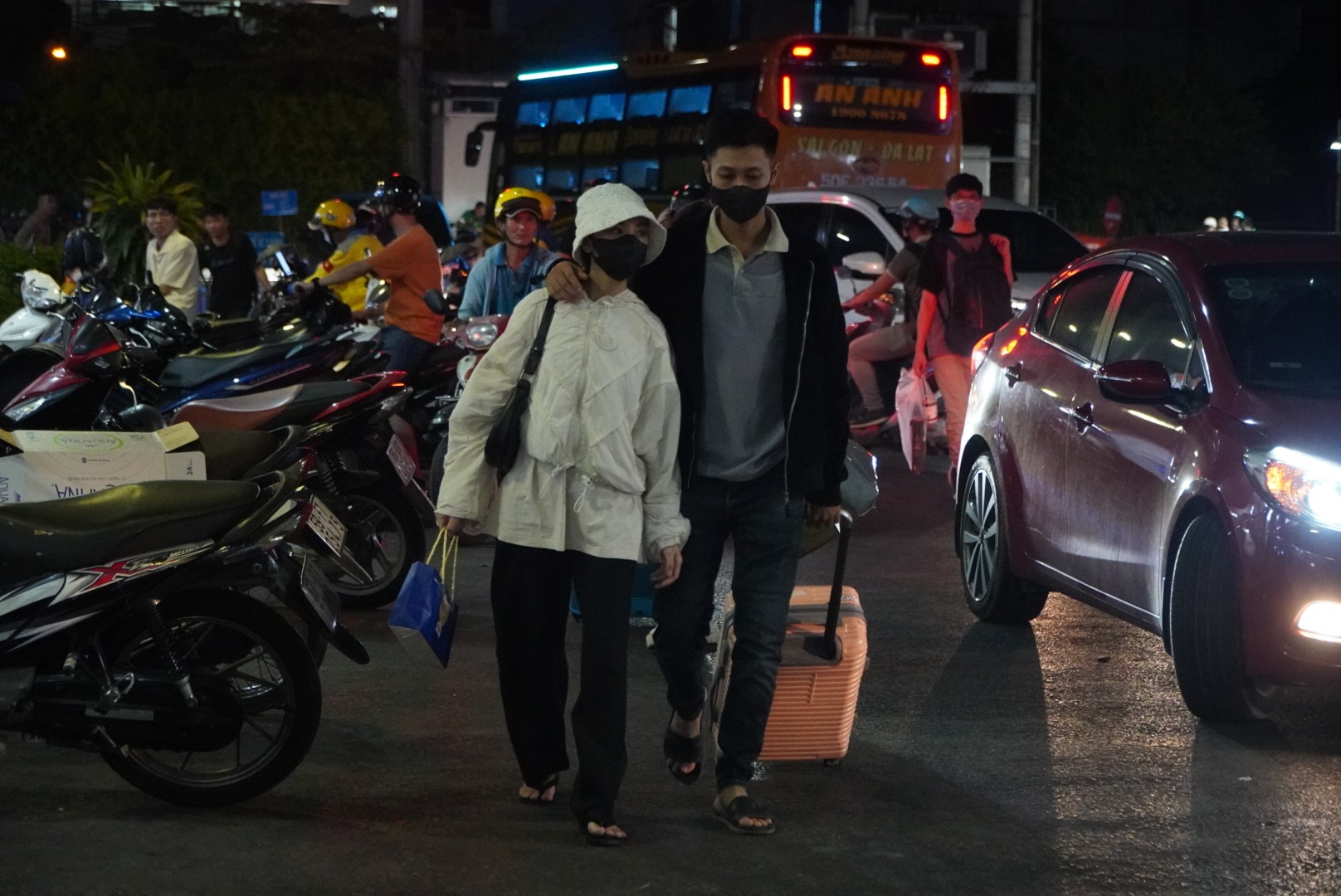 Menschen trotzen der Sonne, Fahrzeuge reihen sich am ersten Tag des Feiertags am 30. April vor den Toren von Ho-Chi-Minh-Stadt auf, Foto 16