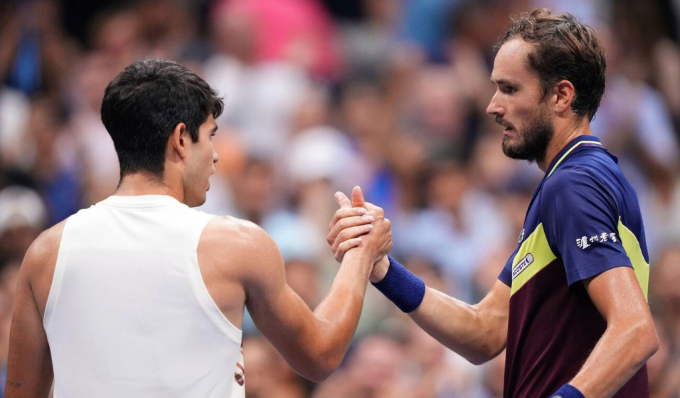 Alcaraz schüttelt Medvedev die Hand, nachdem er im Halbfinale der US Open 2023 gegen seinen Gegner verloren hat. Foto: ATP