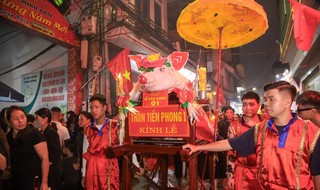 Miles de personas permanecen despiertas toda la noche para ver la procesión del 'Cerdo' de 200 kg en Hanoi