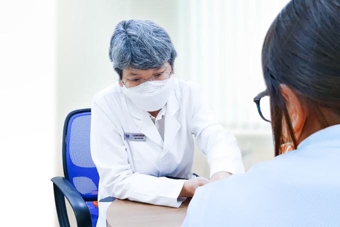 Dr. Dang Thi Ngoc Bich, Abteilung für Dermatologie – Kosmetische Dermatologie, Tam Anh General Hospital, Ho-Chi-Minh-Stadt, untersucht einen Patienten. Foto von : Hospital provided