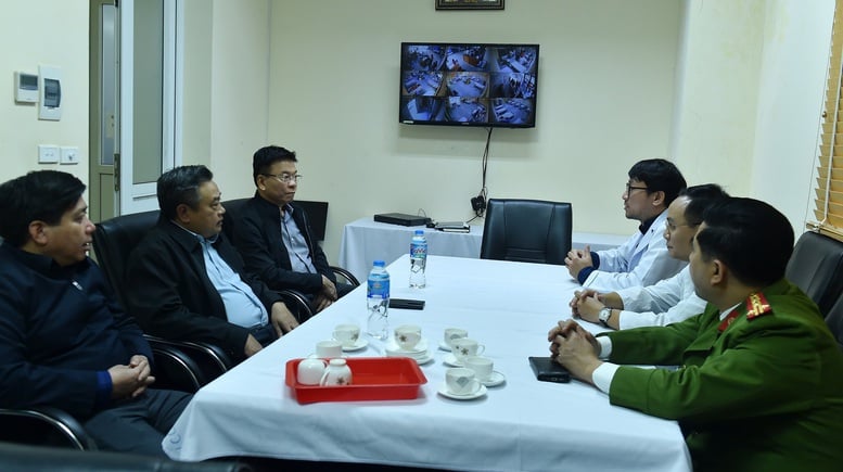 Deputy Prime Minister Le Thanh Long and Chairman of Hanoi People's Committee Tran Sy Thanh listen to doctors talk about the health of the injured and the treatment - Photo: VGP/Duc Tuan