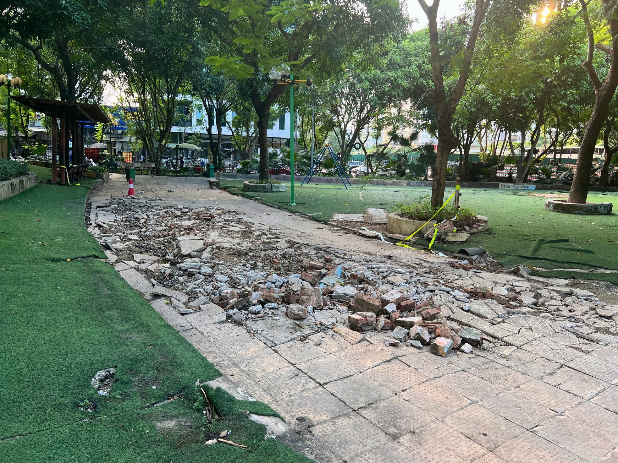 Dilapidated and degraded scenes at two large parks in Hanoi photo 7