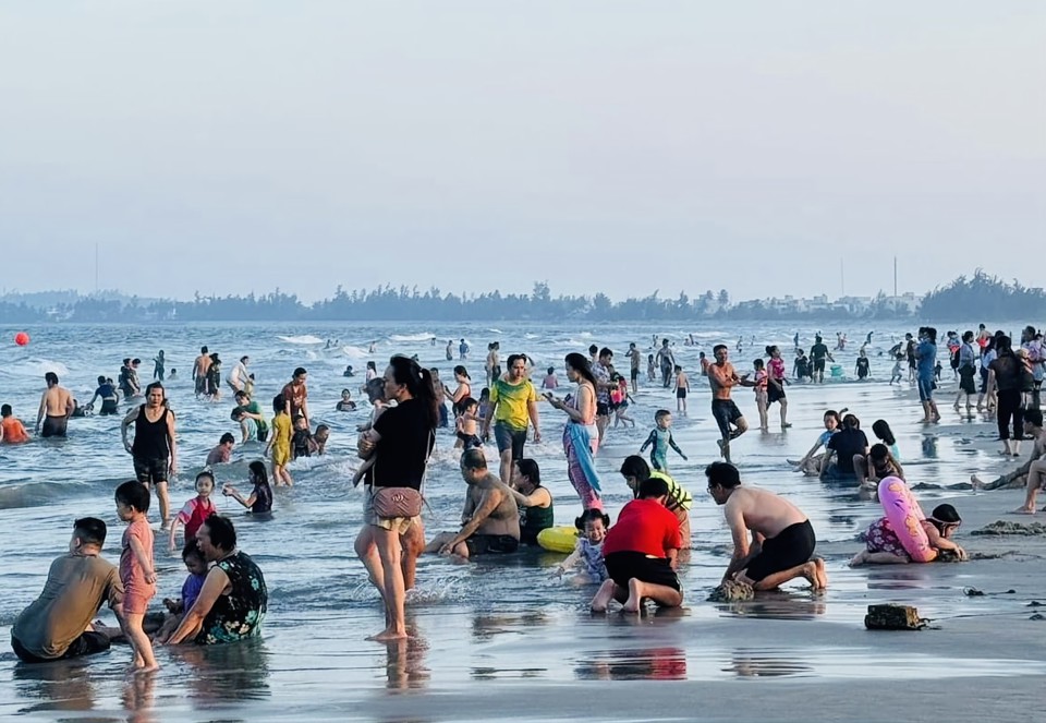 My Khe Beach (Xatilde; Tinh Khe, Quang Ngai City) welcomes a large number of people and tourists to enjoy seafood and cool off during the hottest days.