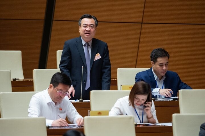 Le ministre Nguyen Thanh Nghi lors de la séance de questions-réponses du matin du 7 novembre. (Photo : Quochoi.vn).