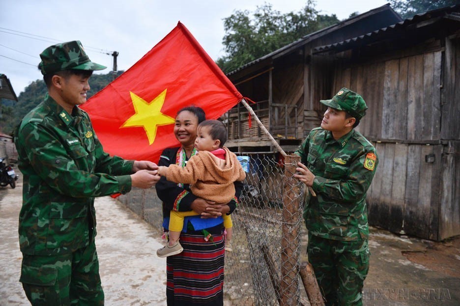 ความสัมพันธ์ทางการทหาร-พลเรือนระหว่างทหารด่านชายแดนป่าท่อม (เดียนเบียน) และกลุ่มชาติพันธุ์ ภาพ: Minh Duc/VNA