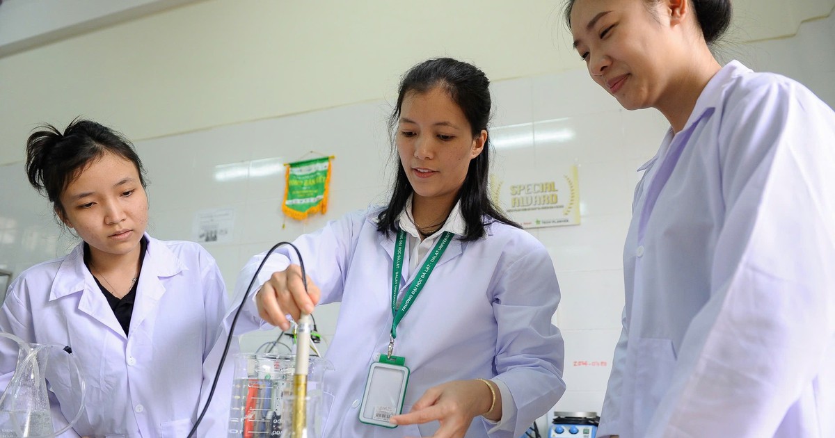 Une jeune enseignante étudie une nouvelle technologie pour transformer l'eau salée en eau douce