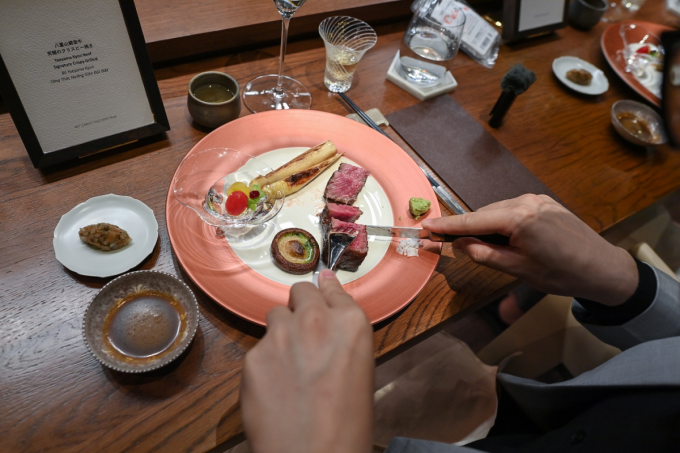 Die Gäste speisen im Restaurant Hibana by Koki, das gerade mit einem Michelin-Stern ausgezeichnet wurde.
