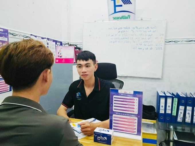 Đại diện một tổ chức xã hội ở Đồng Nai cung cấp dịch vụ phòng chống HIV/AIDS cho khách hàng. Ảnh: Cục Phòng chống HIV/AIDS