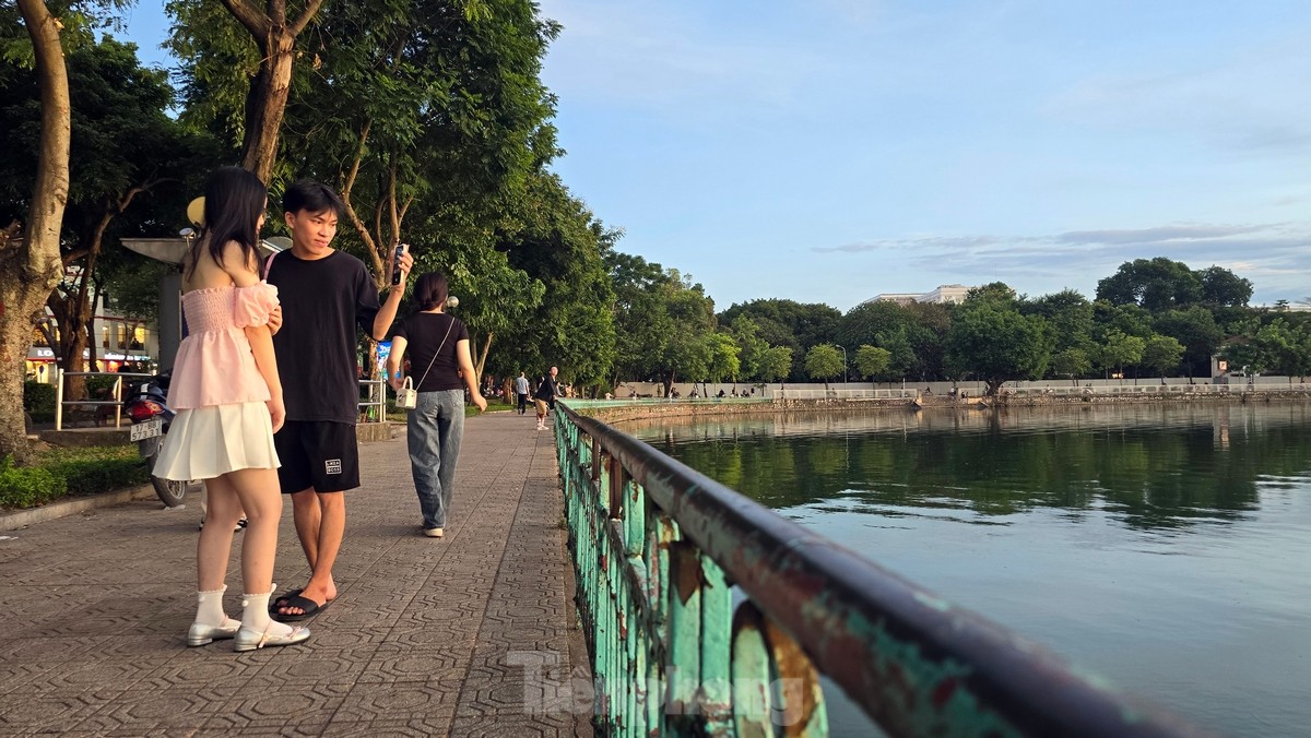 Viele Menschen strömen zum Westsee, um im Frühherbst in Hanoi den wunderschönen Sonnenuntergang zu erleben. Foto 12