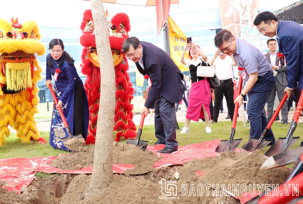 The Provincial Party Secretary and delegates planted souvenir trees in the Factory campus.