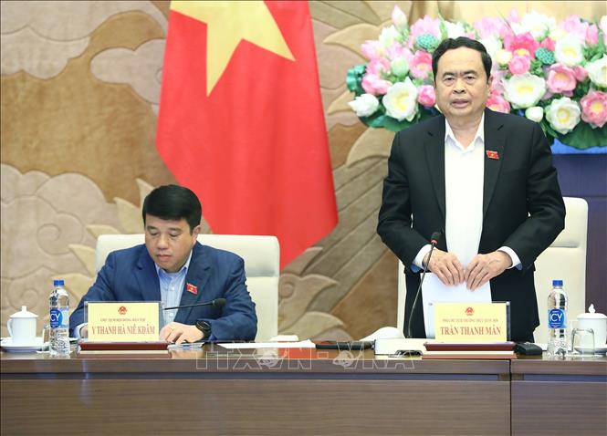 Coordonner d’urgence l’élaboration d’un projet de résolution sur la liste des composantes et des noms des groupes ethniques vietnamiens.